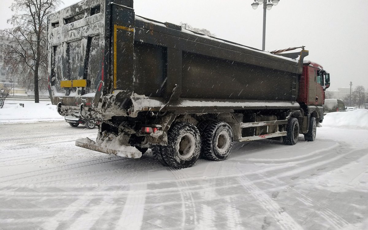 Camion benne 10 roues effectuant le transport de neige vers le dépôt municipal