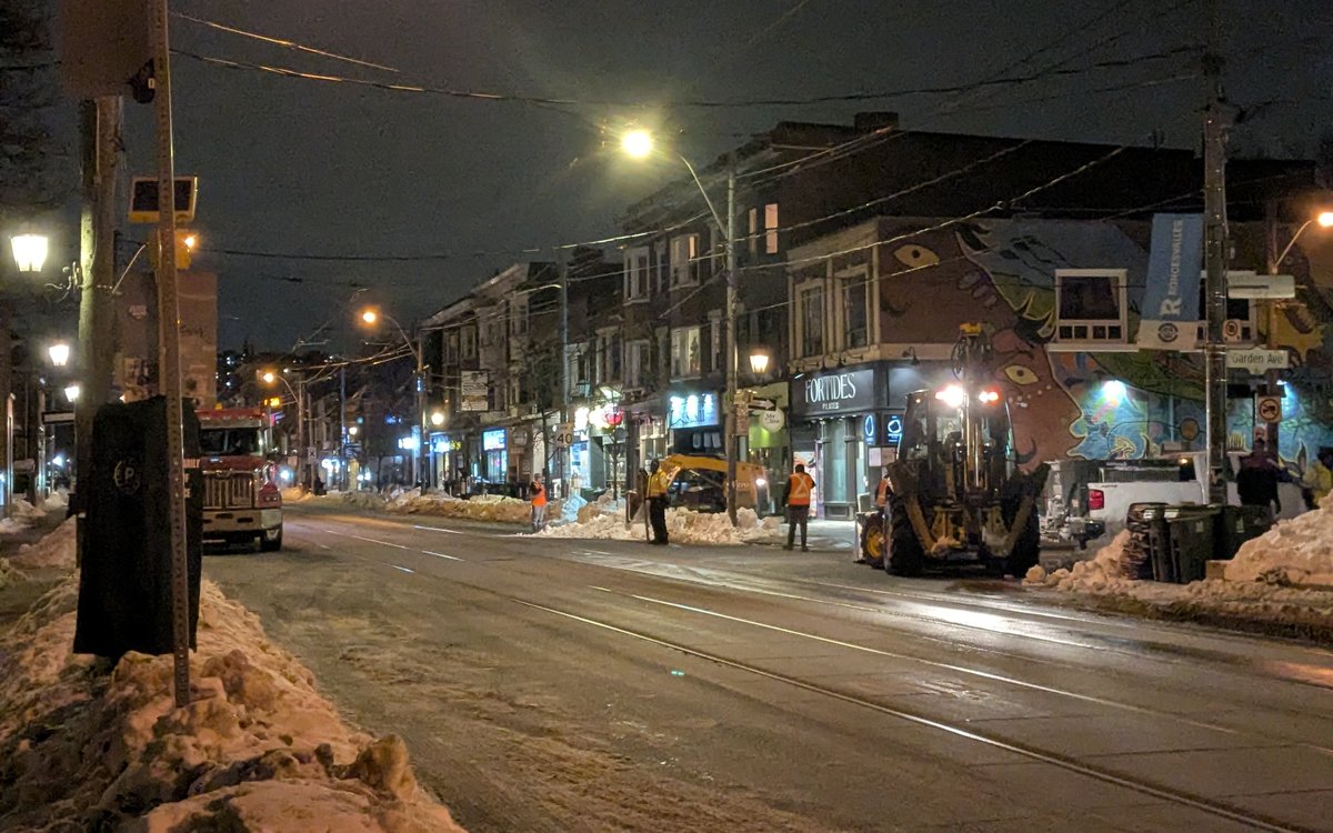Chargeuse sur roues industrielle en déneigement de stationnement commercial