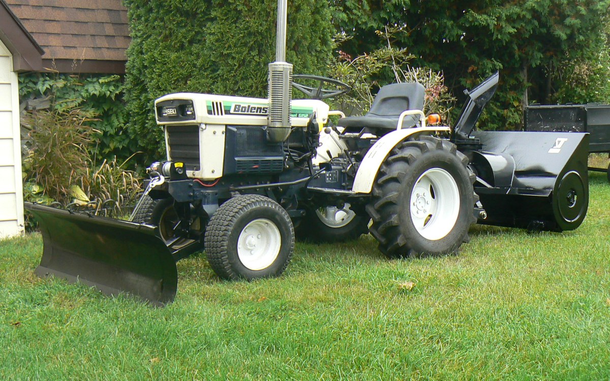 Tracteur en opération de déneigement