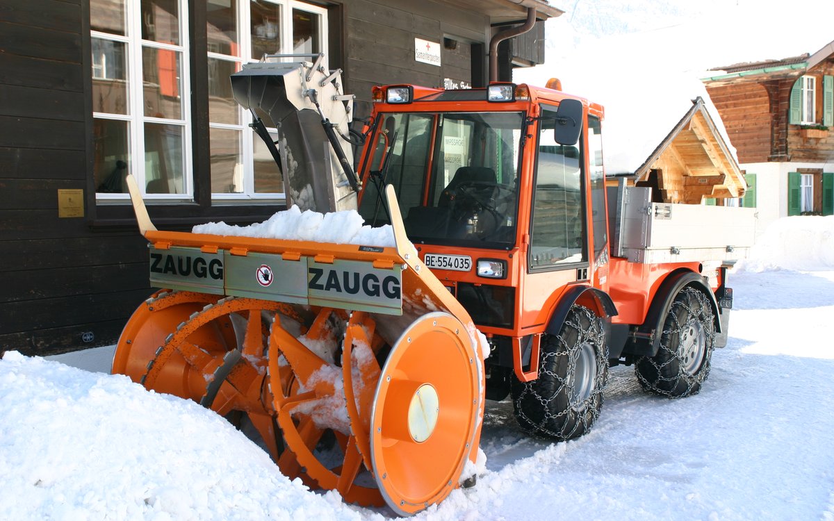 Tracteur en opération de déneigement