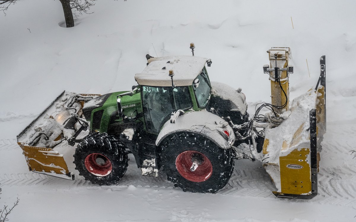 Chasse-neige et tracteur en opération matinale dans un quartier de Québec