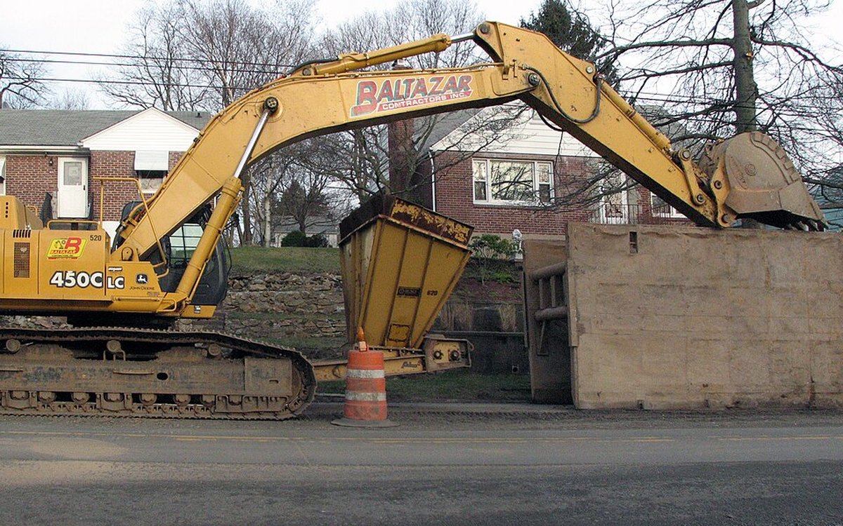 Chantier d'excavation et nivellement de terrain au laser