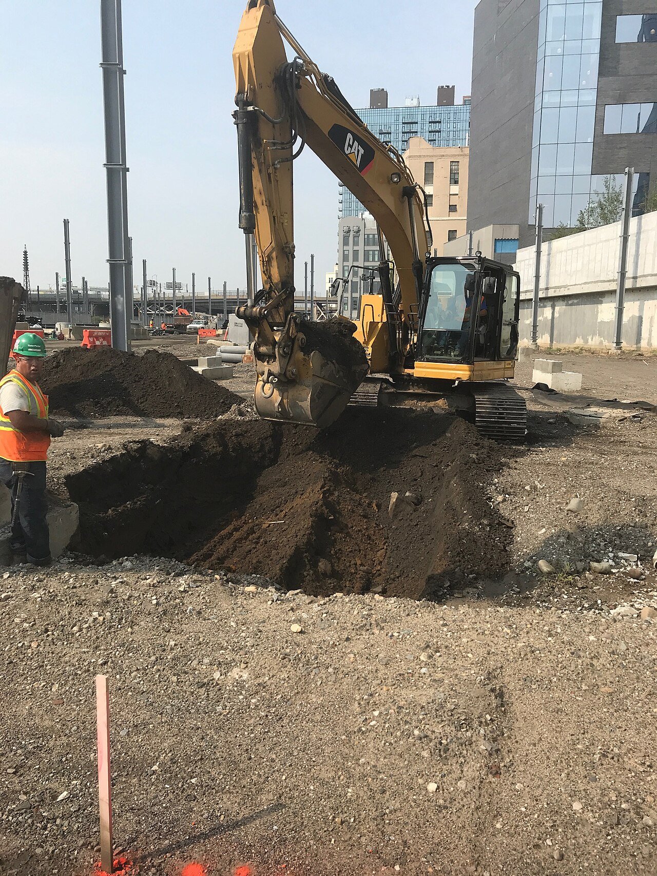 Excavation de tranchée profonde pour égout et aqueduc