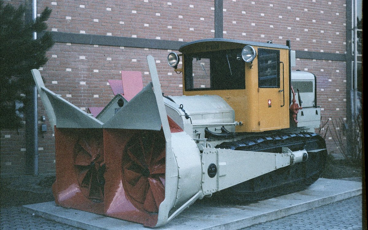 Tracteur en opération de déneigement