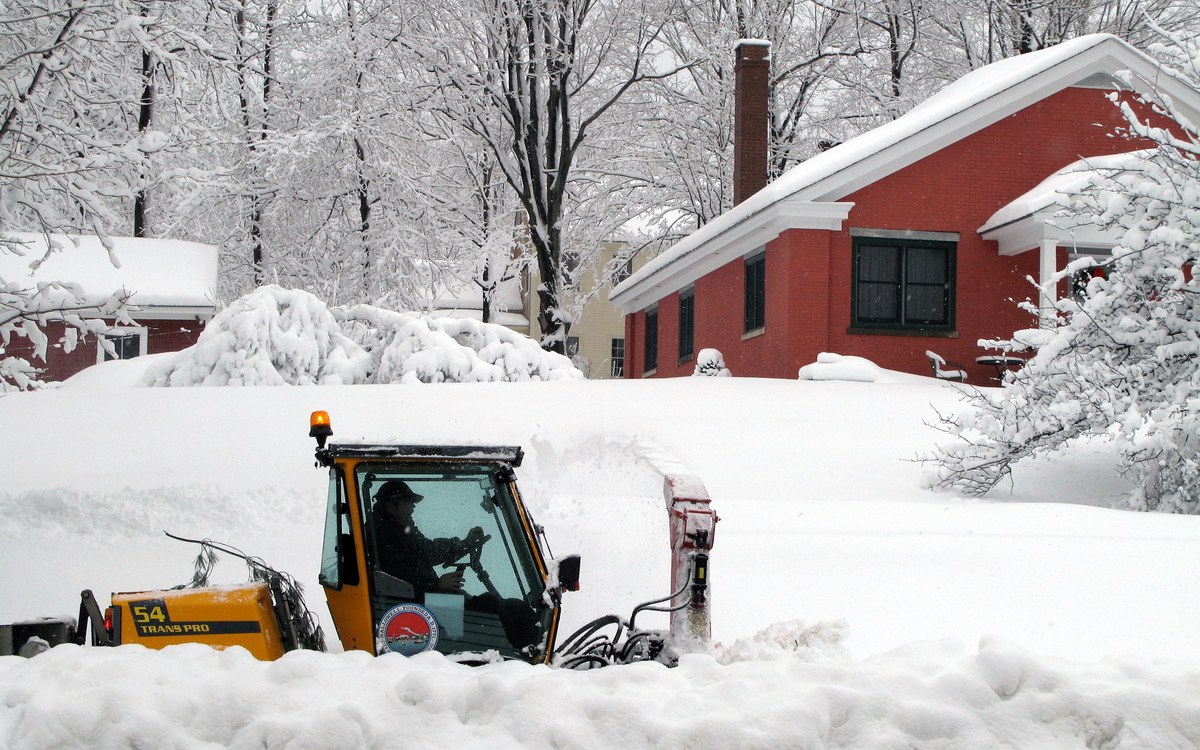 Tracteur en opération de déneigement