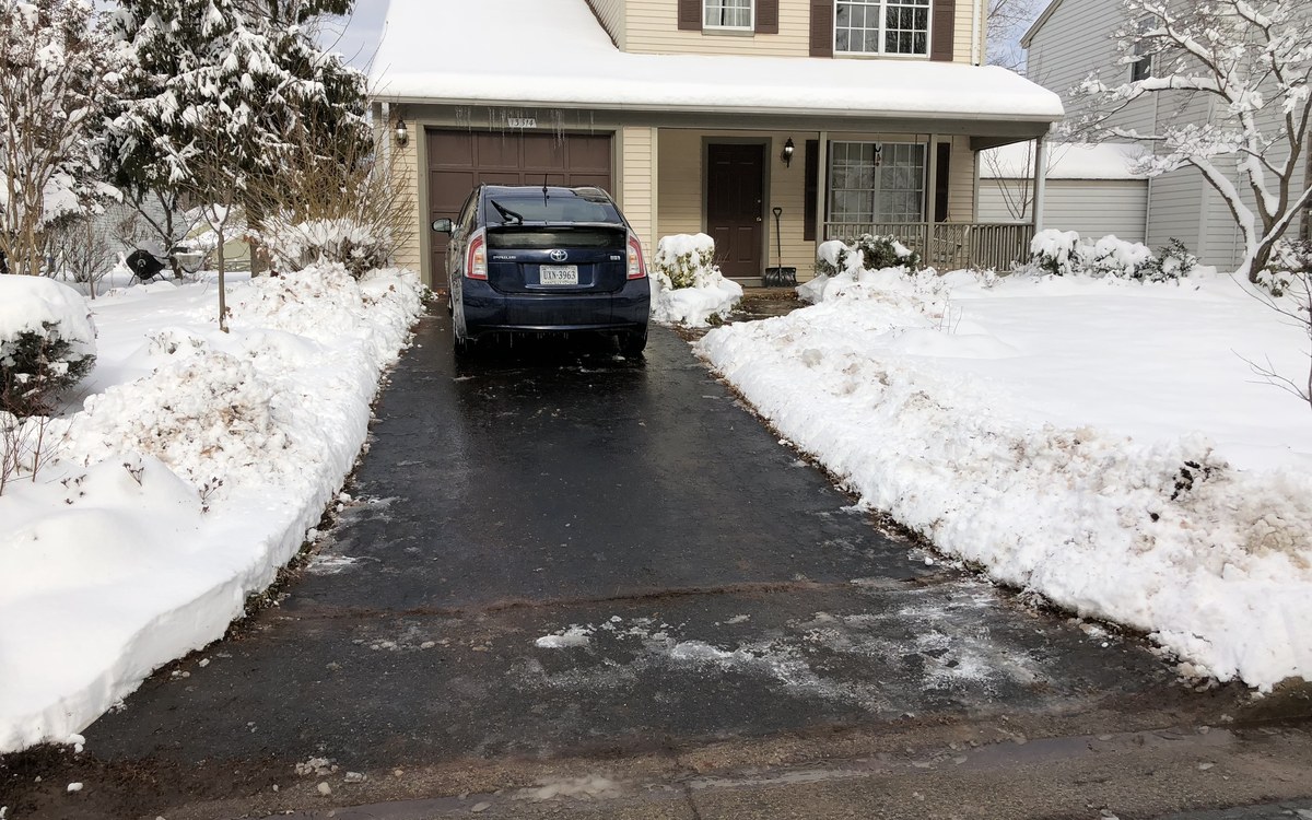 Tracteur en opération de déneigement