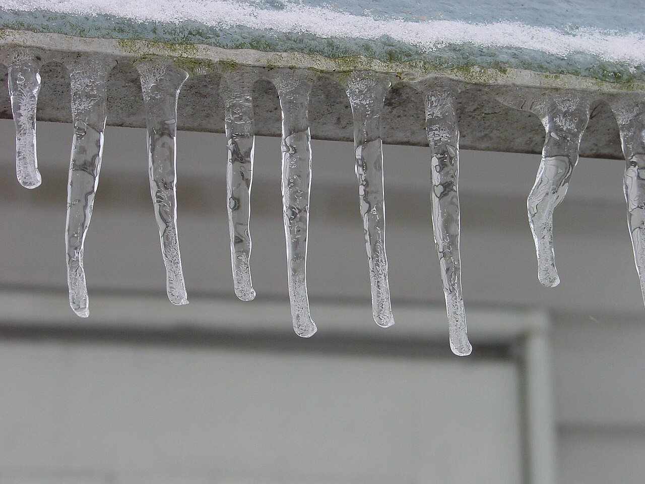 Accumulation colossale de glace et corniche sous tension