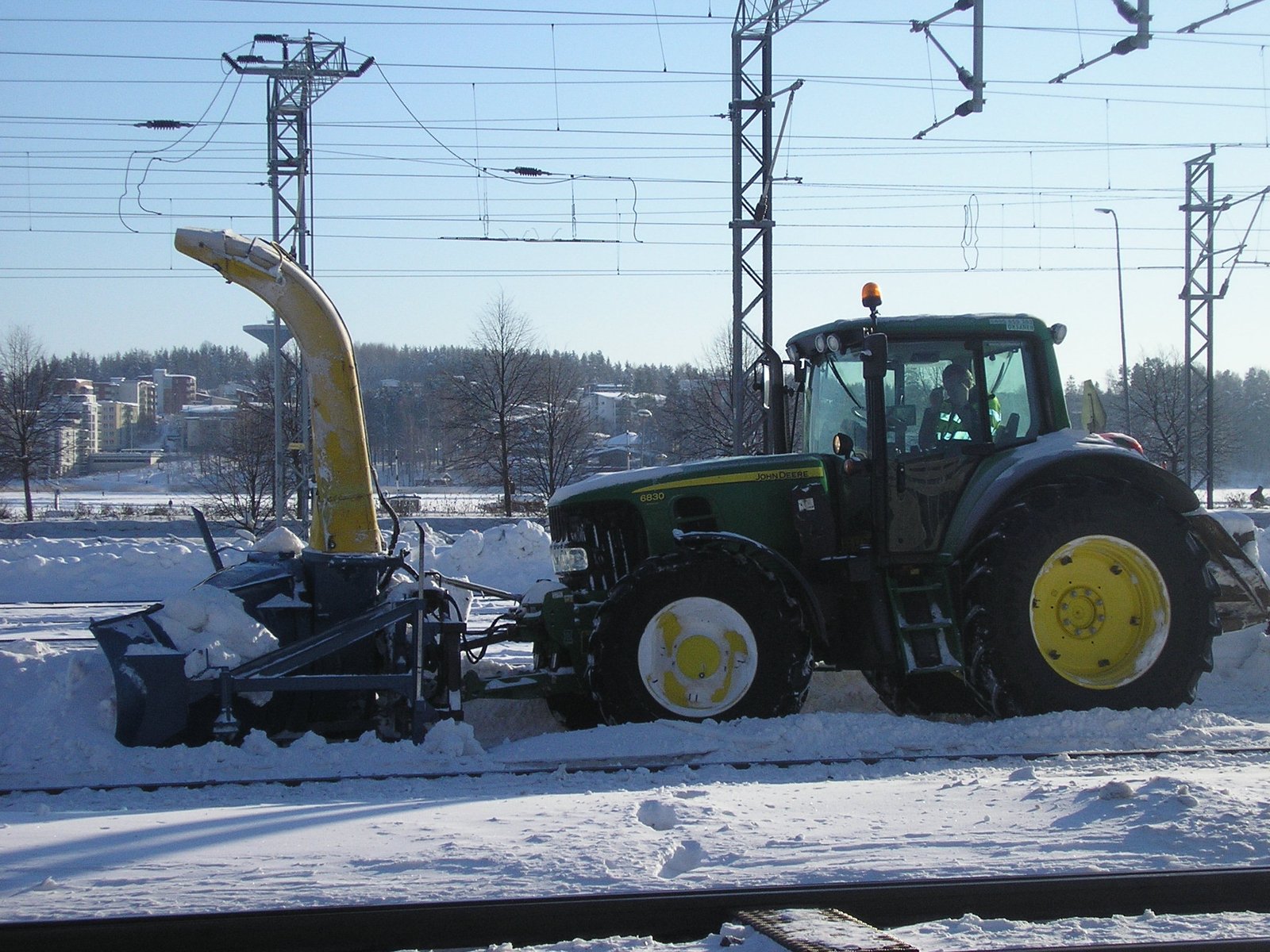 Tracteur commercial de déneigement avec souffleuse à Lévis