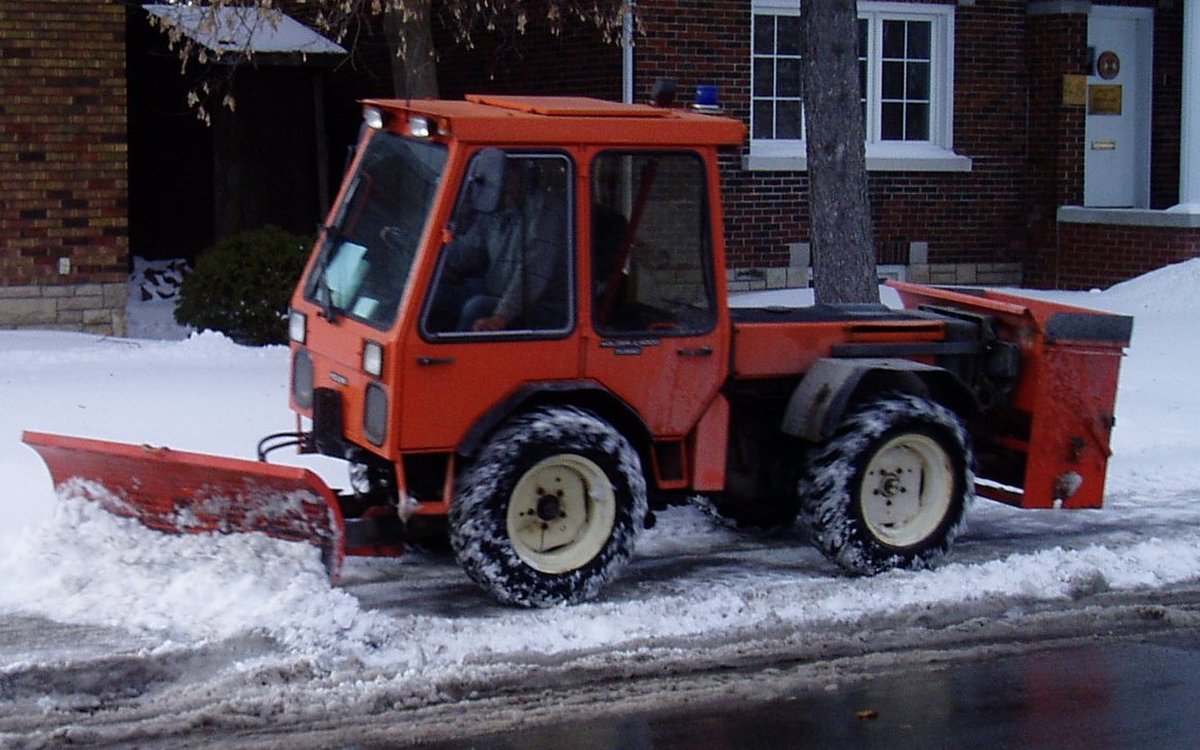 Tracteur de déneigement moderne à Lévis